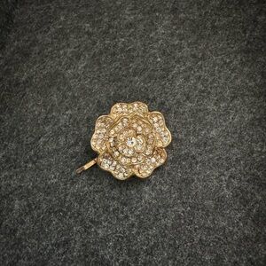 Elegant Gold Floral Brooch